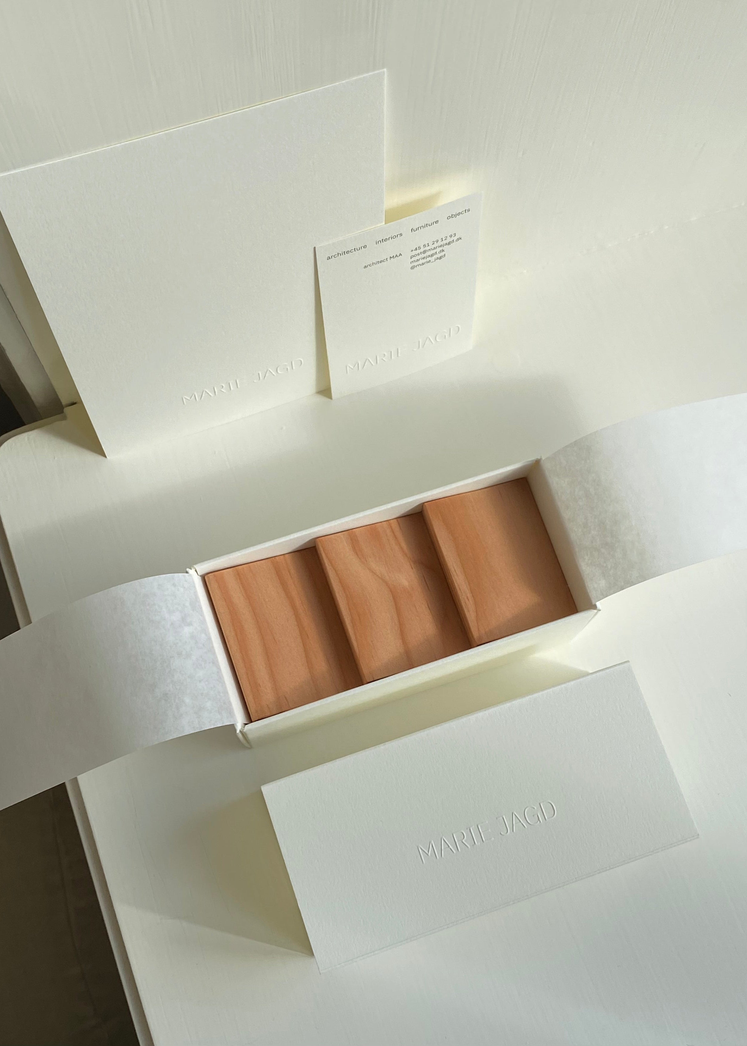 Plinth soap dish