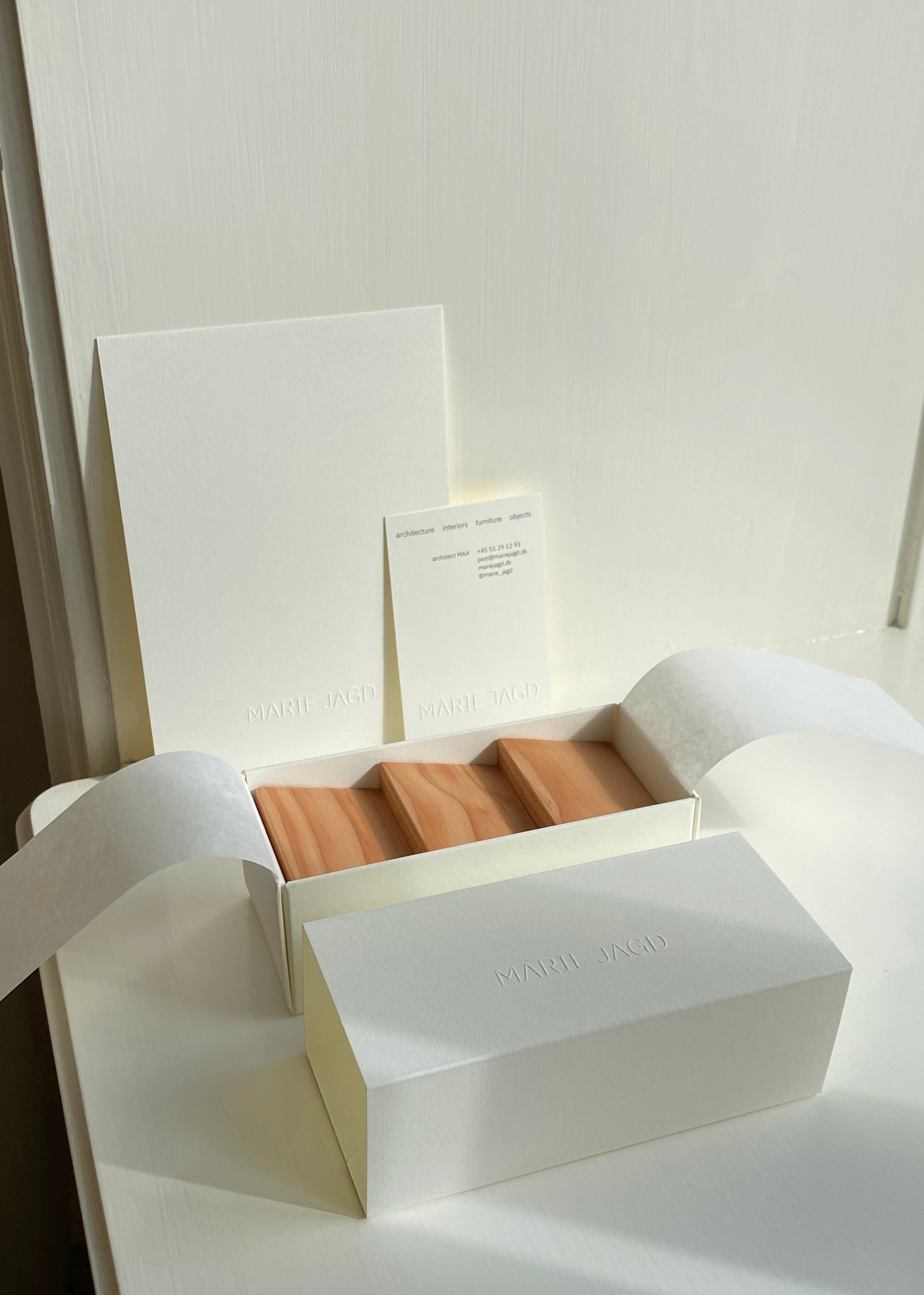 Plinth soap dish
